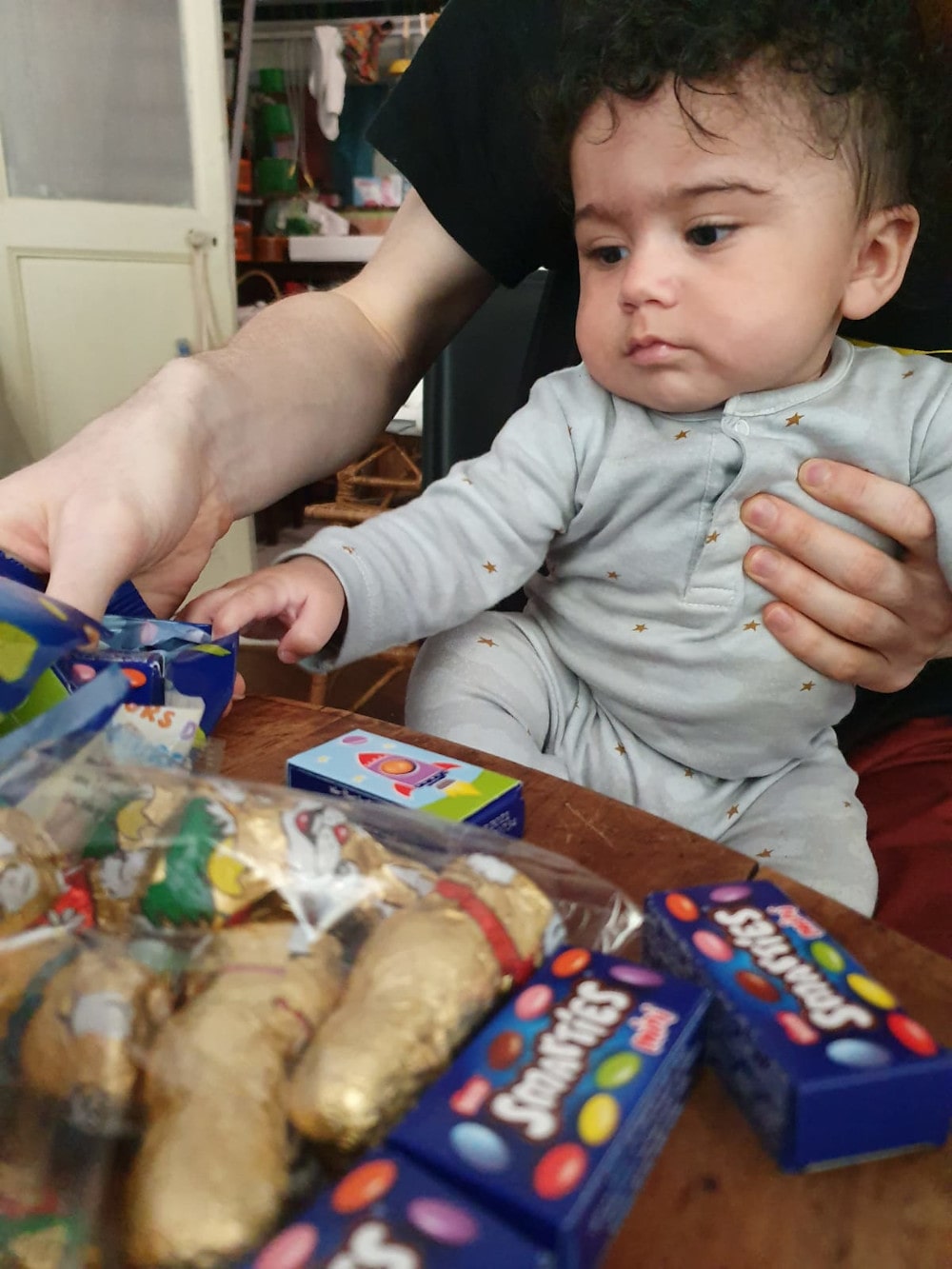 Amas de chocolats devant Adao